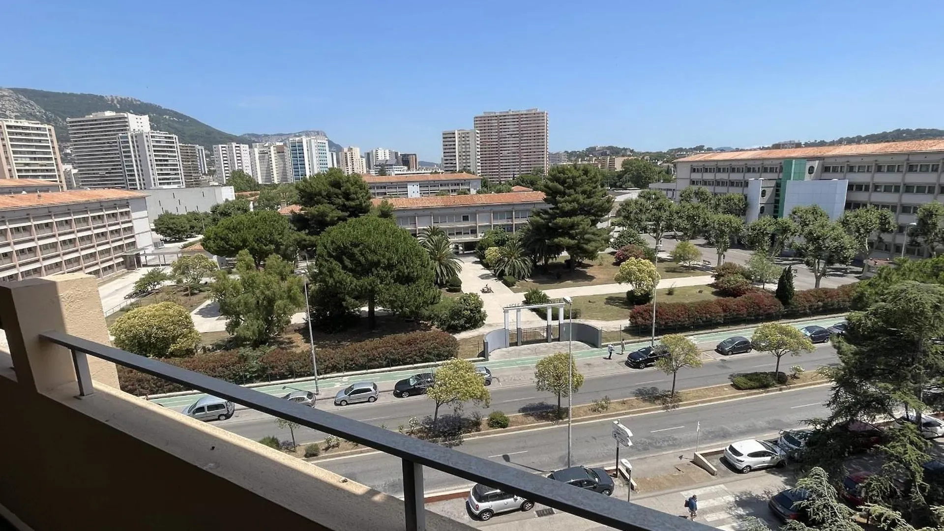 Nice T4 With Balcony Near Downtown 土伦